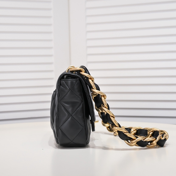 シャネルバッグ背面デザイン